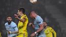 Gelandang Bate Borisiv, Aleksey Riov berduel dengan Ross Barkley di laga lanjutan Grup L Liga Europa 2018/19 yang berlangsung di Stadion Borisov Arena (9/11). Chelsea menang 1-0 (AFP/Kirill Kudrayavsev)