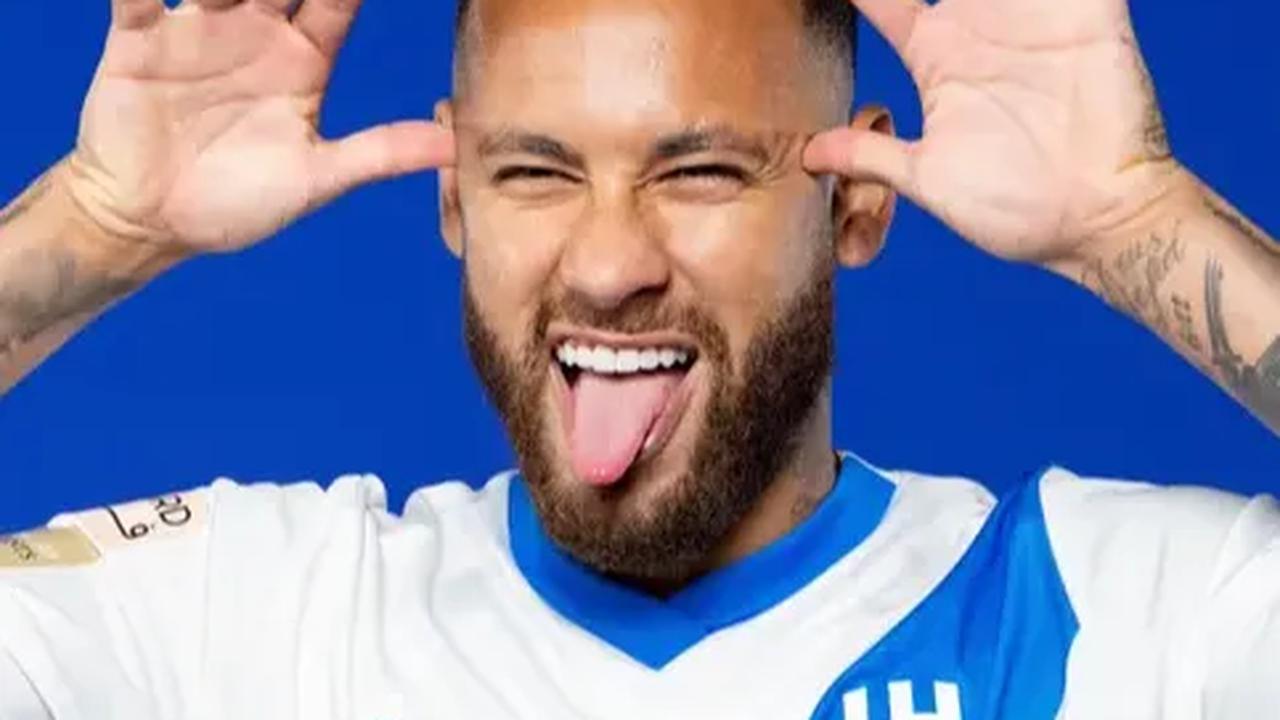 Jika digabung antara pendapatan dari endorsement dengan gaji sebagai pesepakbola selama periode 2013-2017, kekayaan Neymar mencapai USD70 juta atau sekitar Rp1 triliun per tahun.