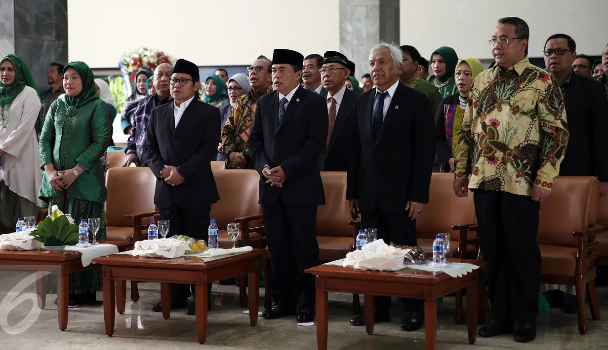 Ketua DPR Ade Komarudin didampingi Wakil Ketua DPR Agus Hermanto, Ketua Umum PKB Muhaimin Iskandar, Mendes PDTT Eko Sandjojo dan Ketua Fraksi PKB DPR Ida Fauziah menghadiri HUT ke-17 Fraksi PKB DPR di Jakarta, Rabu (12/10). (Liputan6.com/Johan Tallo)