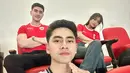 Tampak Verrel Bramasta ikut nonton bersama Fuji An yang juga mengenakan jersey berwarna merah. Serta sang adik, Athalla dengan jersey timnas warna putih-nya. [@athallanaufal7].