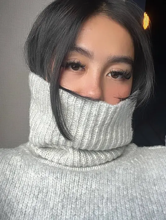 Usianya yang hampir mendekati kepala empat, masih selalu nampak awet muda. Sosok Agnez yang sudah populer di Indonesia sejak masih remaja ini memang memiliki banyak penggemar setia yang disebut Agnation yang kerap hadir dan mendukung penampilannya. (Liputan6.com/IG/@agnezmo)