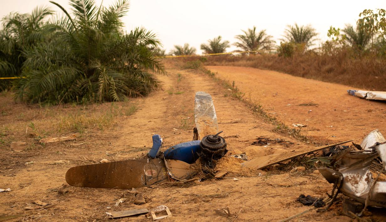 Puing pesawat penumpang Douglas DC-3 yang jatuh di provinsi dataran Kolombia, Meta, San Martin, Kolombia (9/3). Pesawat yang diproduksi pada 1930an menewaskan 12 penumpang termasuk seorang walikota beserta keluarganya. (Reuters/Santiago Molina)
