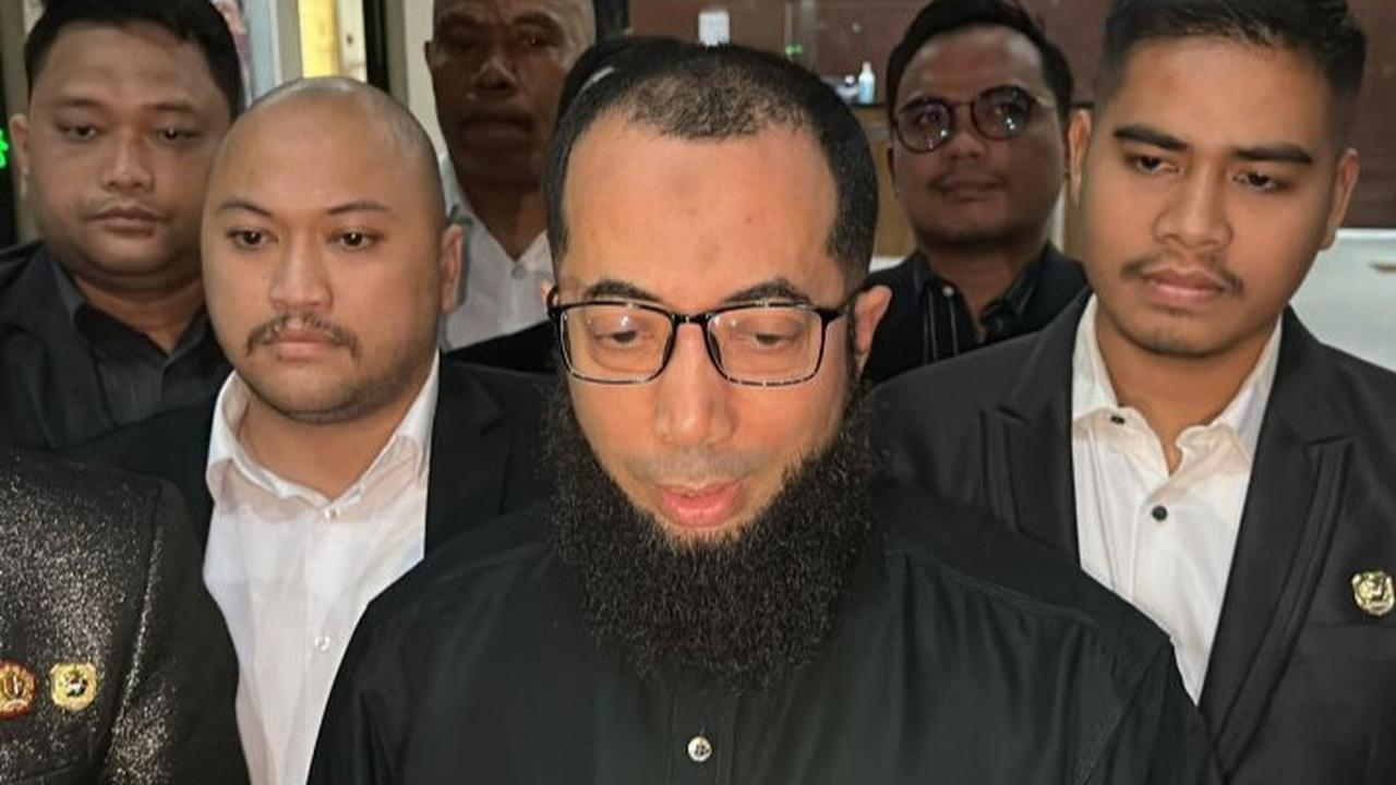VIDEO: Ngaku Jadi Korban, Ustaz Khalid Basalamah Kembalikan Uang ke KPK Kasus Kuota Haji