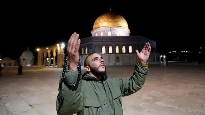 Muslim Palestina berdoa di kompleks masjid al-Aqsa, situs paling suci ketiga bagi umat Islam, di Yerusalem, Minggu (31/5/2020).  (Ahmad GHARABLI/AFP)