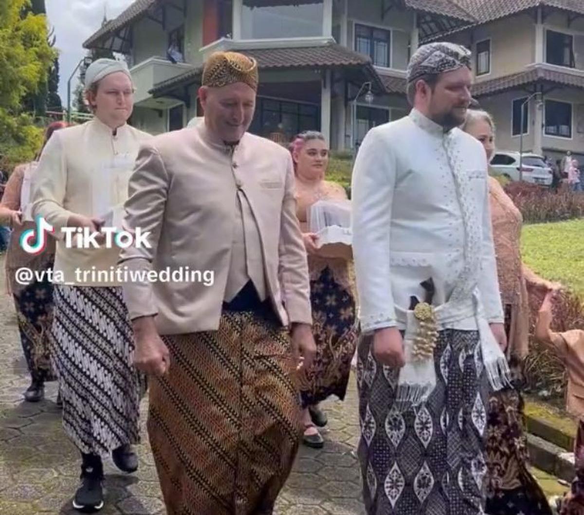 Menikahi wanita berdarah Sunda, pria bule dan keluarganya ini ikut memakai pakaian adat Sunda. Dalam potret ini, ia memakai jarik dan beskap khas Sunda lengkap dengan belangkonnya. Di belakangnya, ekspresi keluarganya juga tampak bahagia.