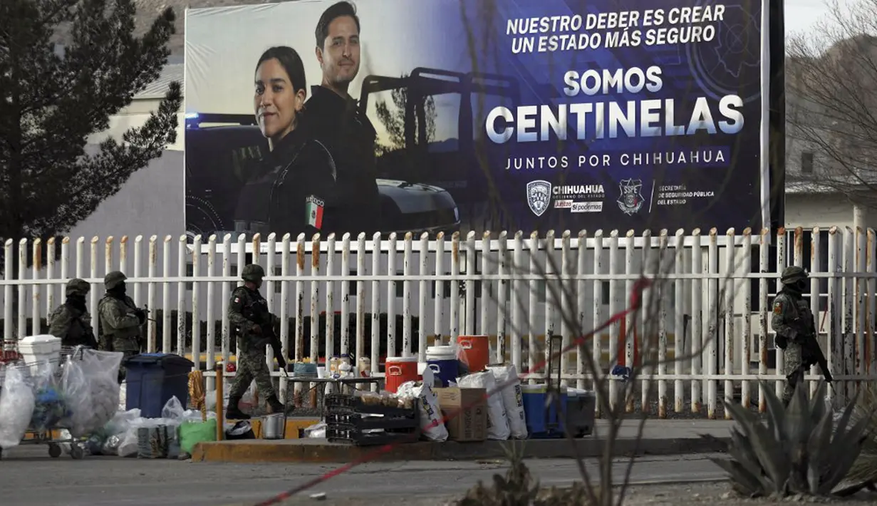 Anggota Angkatan Darat Meksiko berjalan di luar Penjara Ciudad Juarez Nomor 3 setelah serangan di Ciudad Juarez, Chihuahua, Meksiko, 1 Januari 2023. Keterangan jaksa menyebut penyelidikan awal mendapati bahwa para pelaku penyerangan tiba sekitar pukul 07.00 waktu setempat. (HERIKA MARTINEZ/AFP)