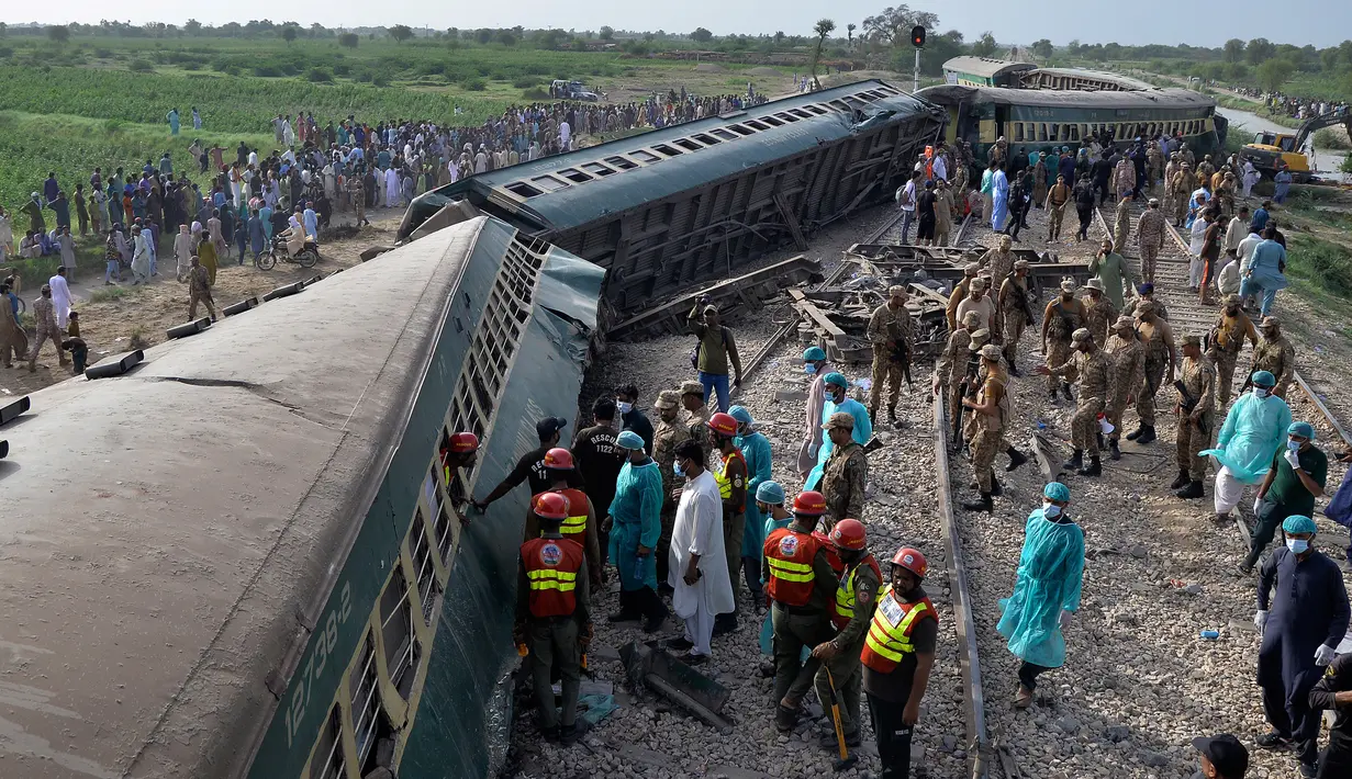 Seperti dilansir BBC, Senin (7/8), keadaan darurat telah diumumkan di rumah sakit utama di Nawabshah dan distrik tetangga Sindh. Layanan kereta api ke distrik-distrik di Sindh juga telah ditangguhkan. (AP Photo/Pervez Masih)