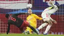 Kiper RB Salzburg, Alexander Schlager (tengah) berhasil mementahkan tendangan striker Benfica, Petar Musa pada laga matchday keenam Grup D Liga Champions 2023/2024 di Red Bull Arena, Salzburg, Austria, Rabu (13/12/2023) dini hari WIB. (AP Photo/Matthias Schrader)