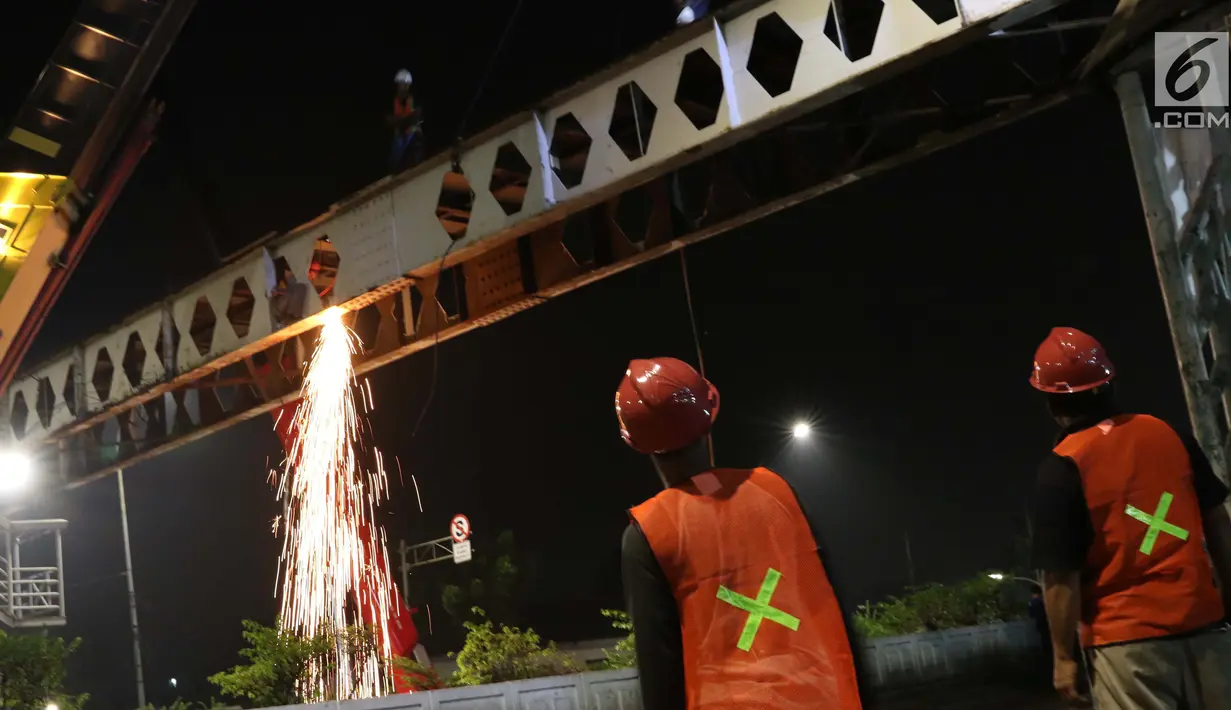 Pekerja melakukan proses pembongkaran Jembatan Penyeberangan Orang Pasar Minggu, Jakarta, Sabtu (6/4). Proses pembongkaran JPO Pasar Minggu ini akan berlangsung hingga 7 April mendatang. (Liputan6.com/Helmi Fithriansyah)