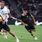 Bek Manchester City, Rico Lewis (kiri), dan gelandang Inter Milan, Davide Frattesi (tengah), berebut bola selama pertandingan Asahi Super Dry Trophy antara Manchester City dan Inter Milan di Stadion Kai Tak di Hong Kong pada 1 Agustus 2026. (May JAMES / AFP)
