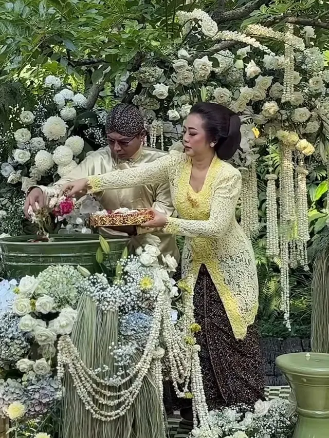 Soimah  saat Siraman Putra Pertamanya pakai batik kain. [@showimah]