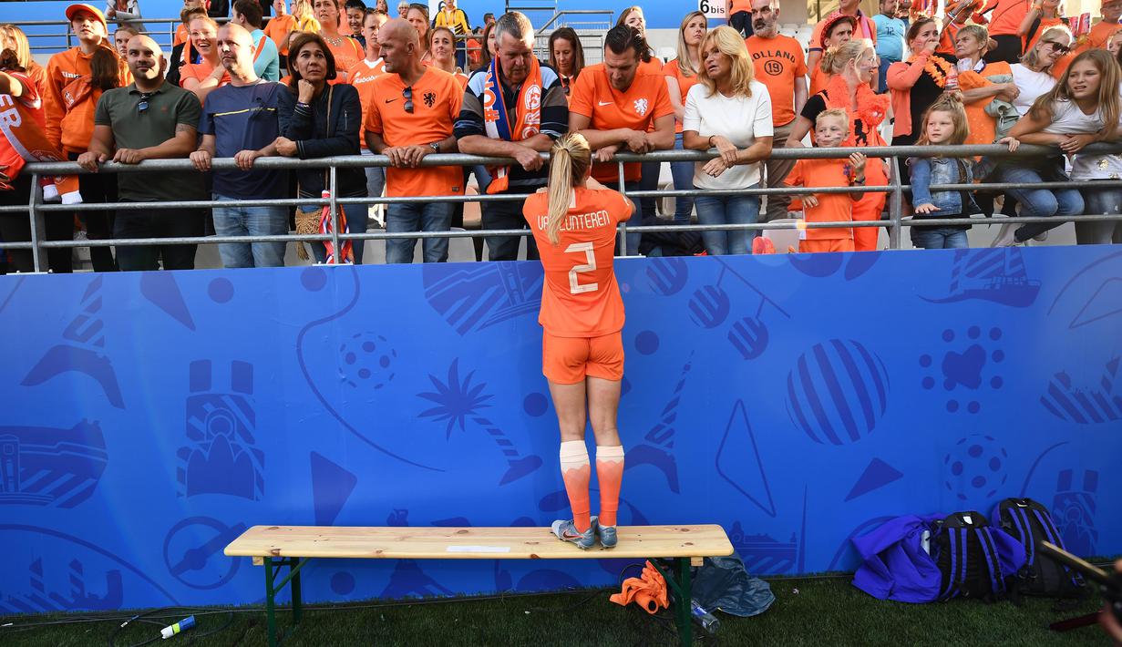 Desiree van Lunteren bek Belanda merayakan kemenangan bersama suporter  setelah Belanda mengalahkan Prancis di Piala Dunia Wanita 2019. ( AFP/Franck Fife )