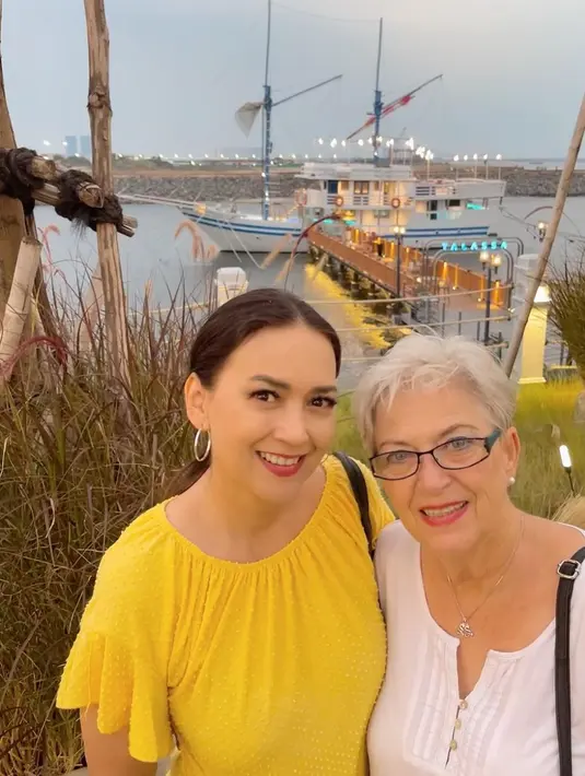 "Just us and our mom, Sesorean smp malam jalan2 di PIK…berasa kaya pergi liburan bener," tulis Ira Wibowo. [Instagram/irawbw]