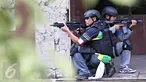 Pasukan Datasemen Jalamangkara (Denjaka) TNI AL melakukan latihan pembebasan sandera di Gedung Pelni, Jakarta, Minggu (20/12). Latihan untuk membangun sinergitas kemampuan intelijen dengan Denjaka untuk operasi intelijen. (Liputan6.com/Immanuel Antonius)