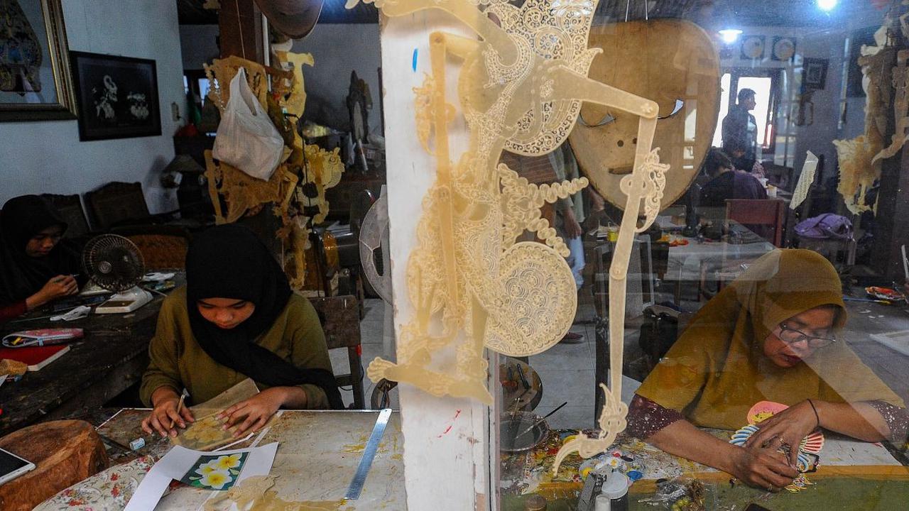 Selama proses pembelajaran membuat wayang kulit, para mahasiswa didampingi langsung oleh tenaga pengajar yang sudah berpengalaman di bidangnya.