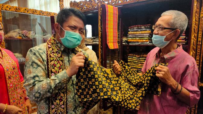 Gubernur Sumsel Herman Deru tertarik saat melihat songket bermotif kopi Semendo khas Muara Enim Sumsel (Liputan6.com / Nefri Inge)