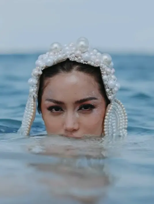 Tampilan bumil dramatis Jessica Iskandar dilengkapi dengan full shimmer di area bawah mata dan hidung [@momentsbygin]