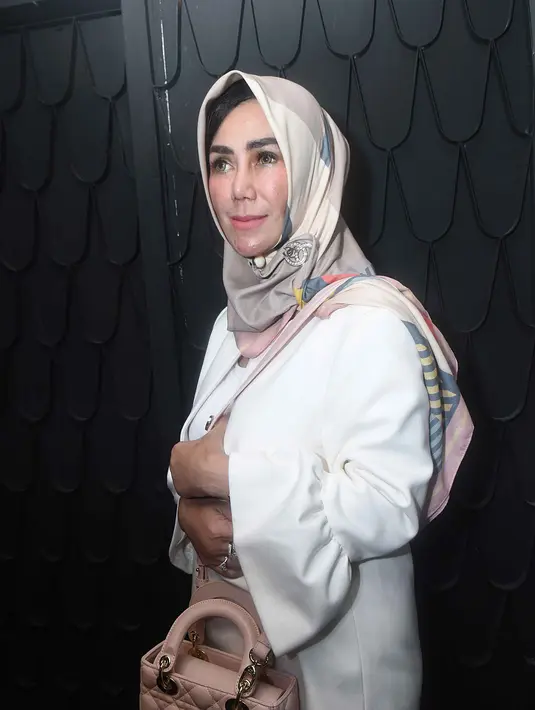 "Kalau ada berita yang nggak bener langsung komunikasi sama Raffi. ke Ayu nggak pernah (komunikasi), yang penting ke anak saya, Raffi. Lagian mereka kan udah dewasa. Ada hal-hal yang seorang ibu nggak bisa masuk," paparnya. (Nurwahyunan/Bintang.com)