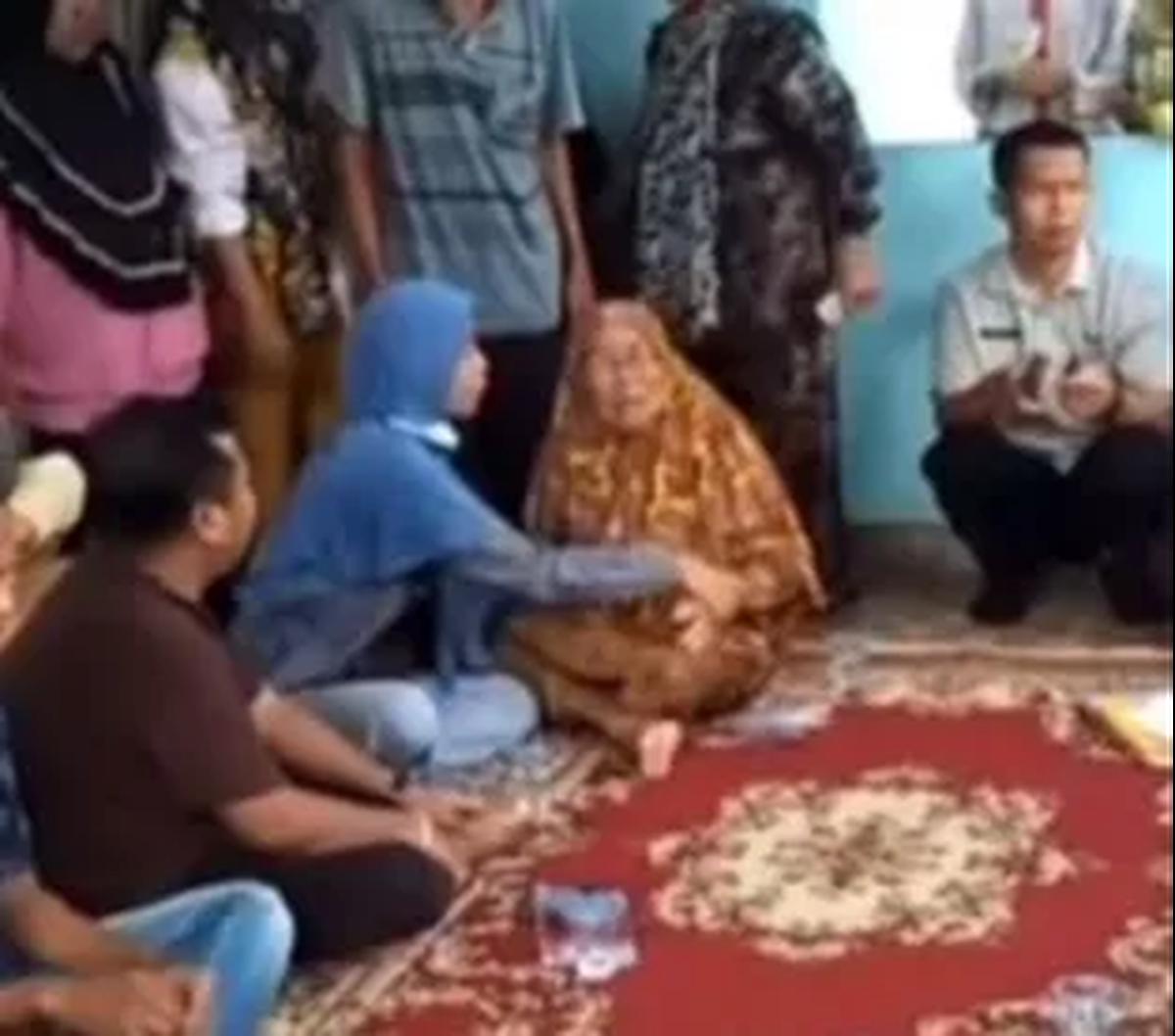 Kesehatan nenek ST (73), menurun akibat kelelahan menghadapi masalah dengan anak angkatnya, AY. Nenek kepikiran karena sedih diusir dari rumahnya sendiri oleh AY.