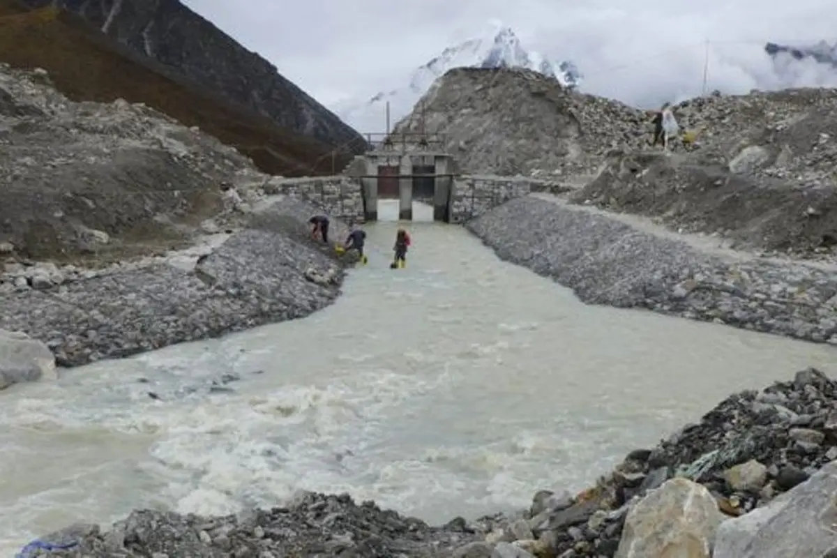 Pengeringan Danau Imja di sekitar Gunung Everest. (Departemen Hidrologi dan Meteorolgi Nepal)