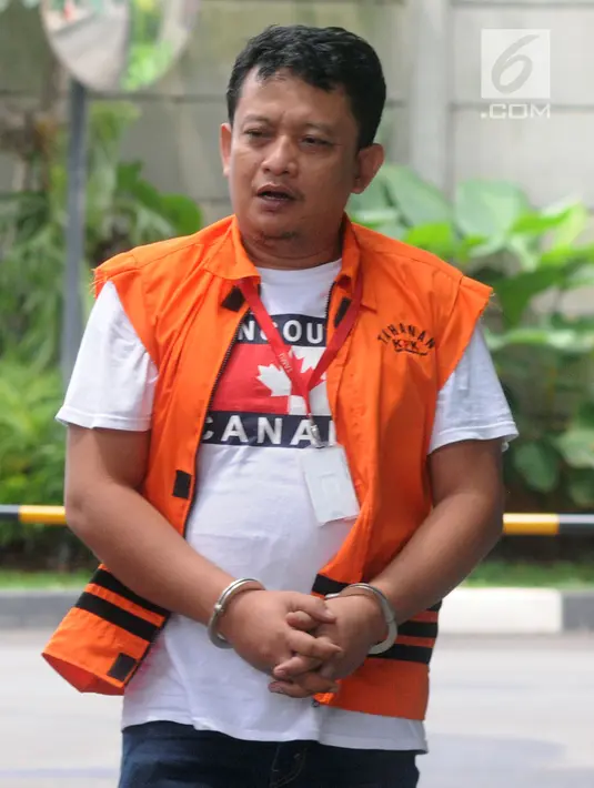 Staf Kemenpora Eko Triyanto tiba di Gedung KPK, Jakarta, Kamis (14/2). Eko diperiksa sebagai tersangka terkait dugaan menerima suap dana hibah dari Kemenpora ke KONI sebesar Rp 17 miliar. (Merdeka.com/Dwi Narwoko)