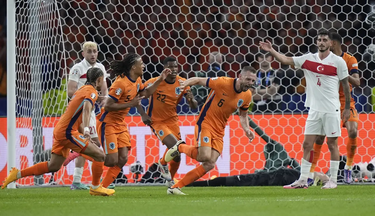 Selebrasi para pemain Timnas Belanda merayakan gol pertama ke gawang Timnas Turki yang dicetak oleh Stefan de Vrij (kanan) pada laga perempatfinal Euro 2024 di Olympiastadion, Berlin, Jerman, Sabtu (6/7/2024). (AP Photo/Matthias Schrader)