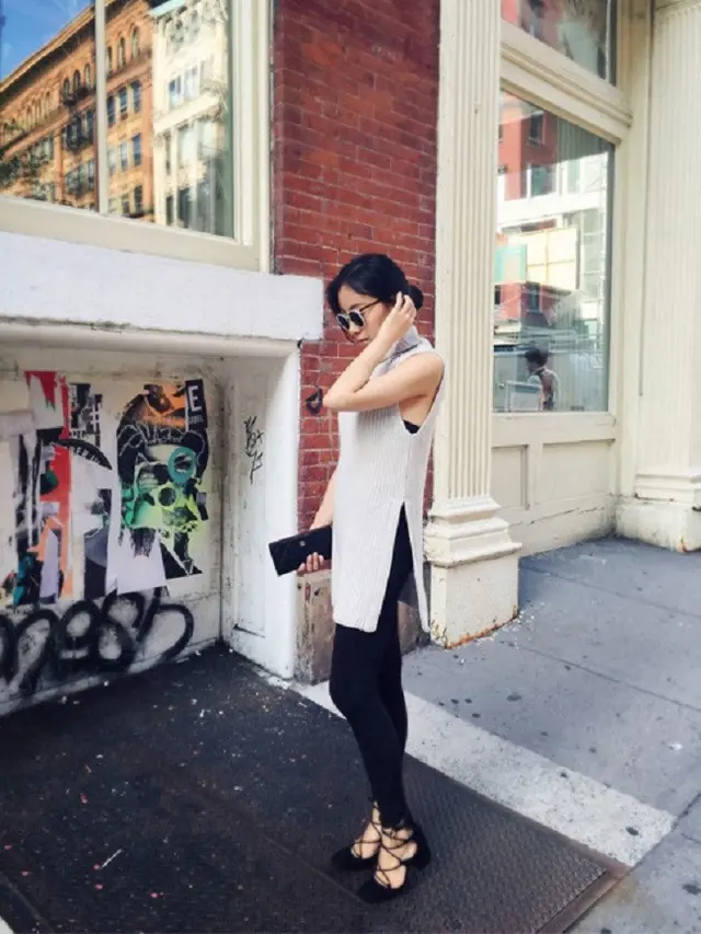 [Bintang] Tinggalkan Sepatu Sneakers, Strappy Heels Kini Kembali Happening dipakai Fashionable Street Styler