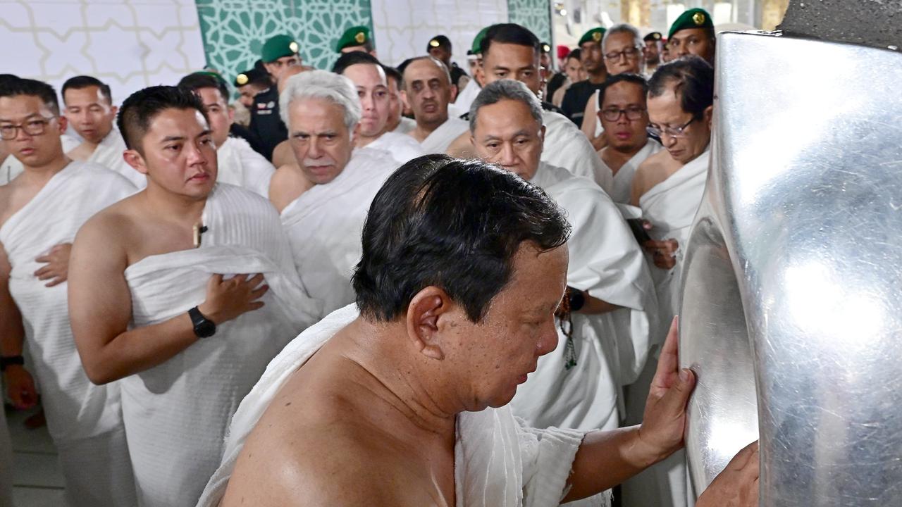 Momen Prabowo Umrah dan Cium Hajar Aswad di Sela Kunjungan ke Arab Saudi