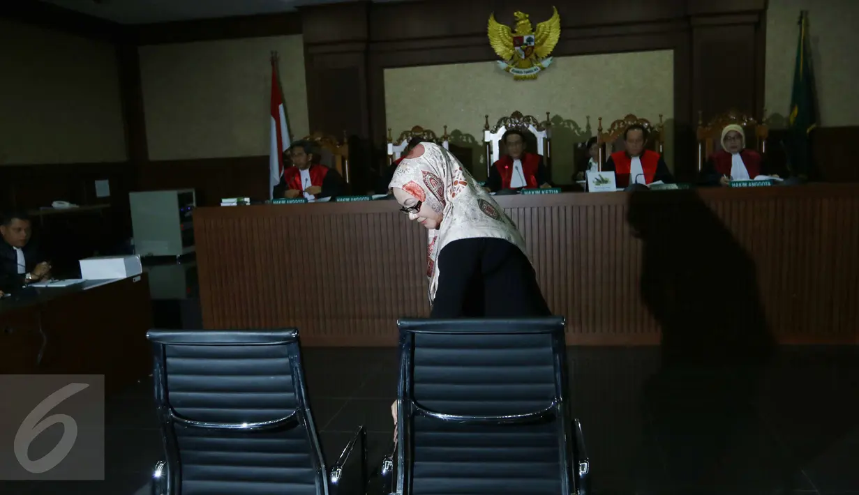 Mantan Gubernur Banten Ratu Atut Chosiyah jelang menjalani sidang perdana di Pengadilan Tipikor, Jakarta, Rabu (8/3). Agenda sidang tersebut adalah pembacaan dakwaan dari jaksa penuntut umum. (Liputan6.com/Helmi Afandi)