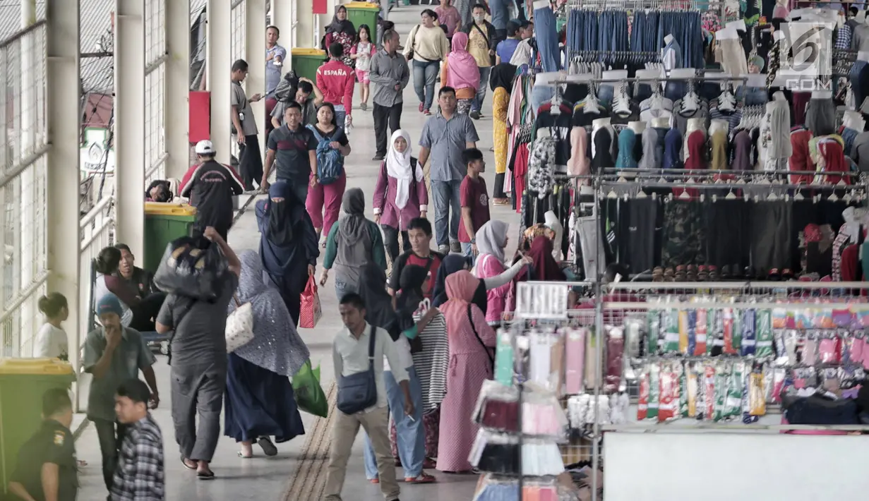 Pedagang berjualan di Jembatan Penyeberangan Multiguna (JPM) atau Skybridge Tanah Abang, Jakarta, Rabu (23/1). Perluasan Skybridge Tanah Abang dinilai sebagai salah satu upaya memberantas premanisme. (Liputan6.com/Faizal Fanani)