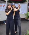Sebagai mantan seorang model, Loemongga juga tampak begitu anggun dalam berpenampilan. Bahkan saat ia melakukan pemungutan suara beberapa waktu lalu. Paduan serba navy disertai baseball cap jadikan tampilannya begitu mengagumkan. [Foto: Instagram/ Loemongga]