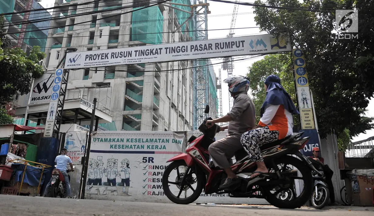 Pengendara sepeda motor melintas di depan proyek Rusun Tingkat Tinggi Pasar Rumput di Jakarta, Selasa (20/3). Aktivitas proyek Rusun Pasar Rumput dihentikan sementara pascainsiden jatuhnya besi pada 18 Maret lalu. (Merdeka.com/Iqbal Nugroho)