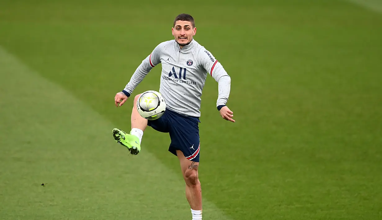 (Dari kiri depan) Pemain PSG Nuno Mendes, Danilo Pereira dan Julian Draxler berlari selama sesi latihan di Camp des Loges Paris Saint-Germain, di Saint-Germain-en-Laye, Paris pada 10 Februari 2022. PSG akan menjamu Rennes pada lanjutan Ligue 1, Sabtu 12 Februari 2022 dini hari WIB. (FRANCK FIFE/AFP)