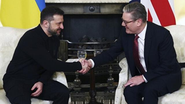 Perdana Menteri Inggris Keir Starmer (kanan) dan Presiden Ukraina Volodymyr Zelenskyy (kiri) berjabat tangan selama pertemuan di 10 Downing Street di London, Sabtu (1/3/2025).