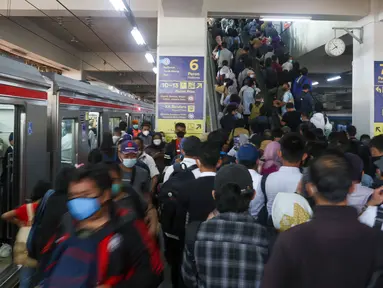 Suasana penumpang saat perubahan rute KRL Commuterline di Stasiun Manggarai, Jakarta, Senin (30/5/2022). Perubahan rute baru kereta rel listrik yang diberlakukan pada Sabtu, 28 Mei 2022 lalu dikarenakan proses Switch Over ke 5 penataan lintas kereta api di  Stasiun Manggarai. (Liputan6.com/Herman Zakharia)