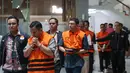 Delapan tersangka keluar dari Gedung Merah Putih KPK setelah menjalani pemeriksaan terkait perkara dugaan suap pengurusan Hak Guna Bangunan (HGB) di BPN Kabupaten Bogor, Jakarta, Selasa (15/9/2026). Mereka kemudian digiring menuju dua kendaraan untuk menjalani penahanan. (KLY/Budy Santoso)