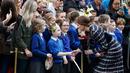Kate Middleton bersalaman dengan salah seorang siswa dari sekolah St Philip dalam kunjungan ke Museum Nasional Sepakbola di Manchester, Inggris, (14/10). Kate tampil cantik didampingi suaminya Pangeran Wiliam. (Reuters/Phil Noble)