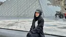 Kali ini, Putri Delina berpose dengan latar Louvre Museum. Ia mengenakan outfit chic bak Parisian, cropped outer putih dipadunya dengan rok panjang, midi boots, hijab, dan topi yang semuanya berwarna hitam. [Foto: Instagram/putridelinaa]
