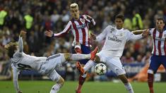 Pertandingan yang berlangsung di Estadio Vicente Calderon, Rabu (15/4/2015) dini hari WIB, berjalan sengit sejak menit awal. Namun, Real Madrid tampil lebih mendominasi. (AFP PHOTO/PIERRE-PHILIPPE MARCOU)
