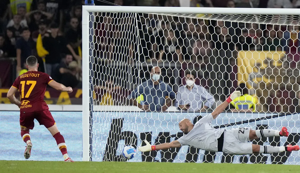 AS Roma kembali memperkecil kedudukan menjadi 2-3 pada menit 69. Eksekusi penalti Jordan Veretout berhasil menaklukkan Pepe Reina. (AP/Andrew Medichini)