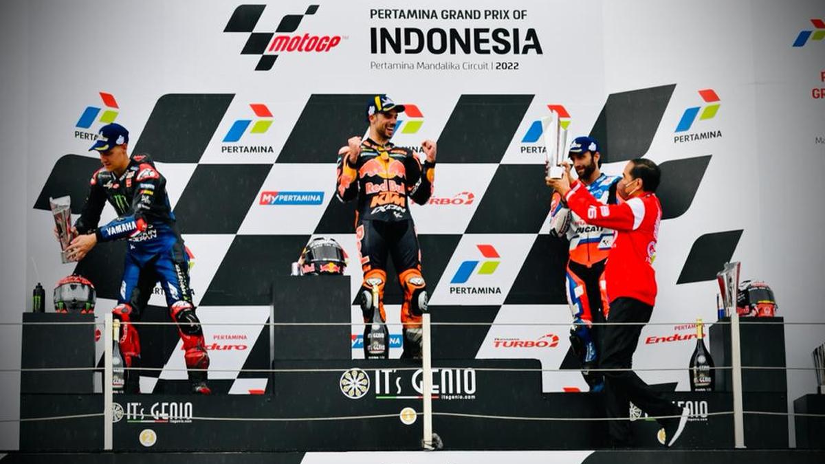 FOTO: Jokowi Serahkan Piala untuk Juara MotoGP Mandalika