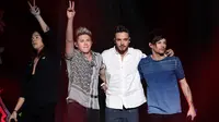 One Direction tampil di acara iHeart Radio Jingle Ball di Staples Center, Los Angeles, Jumat (4/12). Boyband asal Inggris itu memilih vakum dalam batas waktu yang tak ditentukan pada Maret 2016. (Christopher Polk/Getty Images untuk iHeartMedia/AFP)