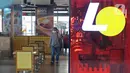Seorang perempuan melintas di dalam gerai makanan cepat saji asal Korea, Lotteria di Kawasan Fatmawati, Jakarta, Satu (20/6/2020). Setelah 9 tahun, Lotteria mengumumkan akan menutup semua gerainya di Indonesia secara permanen per tanggal 29 Juni 2020. (Liputan6.com/Herman Zakharia)