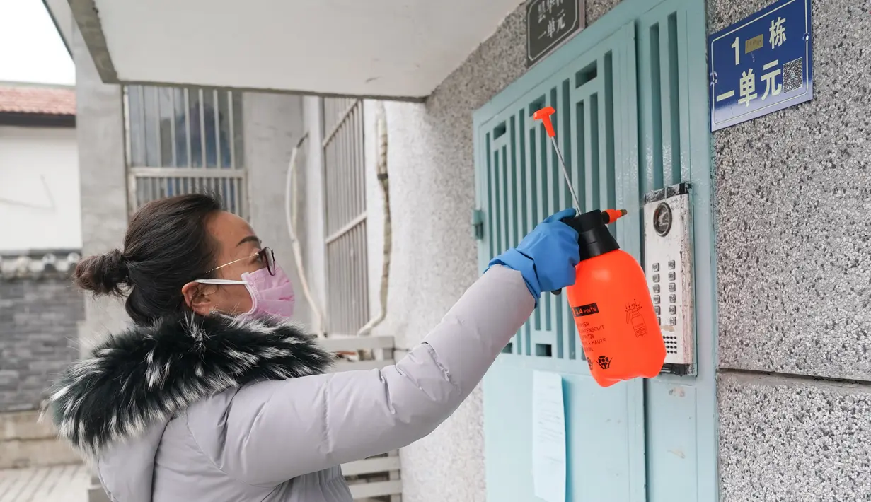 Staf menyemprotkan cairan disinfektan pada tombol bel sebuah pintu di Distrik Wuchang di Wuhan, Provinsi Hubei, China tengah, pada 27 Januari 2020. Warga di Wuhan tetap menjalani kehidupan sehari-hari mereka saat upaya terus dilakukan untuk mengendalikan wabah coronavirus baru. (Xinhua/Cheng Min)