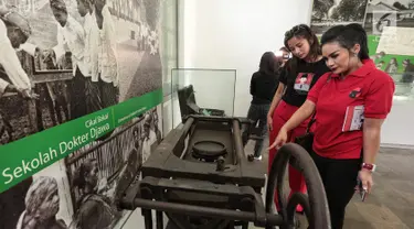 Caleg artis dari PDIP Krisdayanti, dan Kirana Larasati  melihat koleksi Museum Kebangkitan Nasional, Jakarta, Selasa (25/9).(Liputan6.com/ Faizal Fanani)