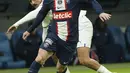 Penyerang Paris Saint-Germain (PSG) Lionel Messi menggiring bola melewati penyerang Olympique Marseille Cengiz Under pada babak 16 besar Coupe de France atau Piala Prancis 2022-23 di Stade Velodrome, Kamis (9/2/2023) dini hari WIB.  Sementara PSG hanya mampu mencetak satu gol via Sergio Ramos pada menit ke-45+2. (AP Photo/Laurent Cipriani)