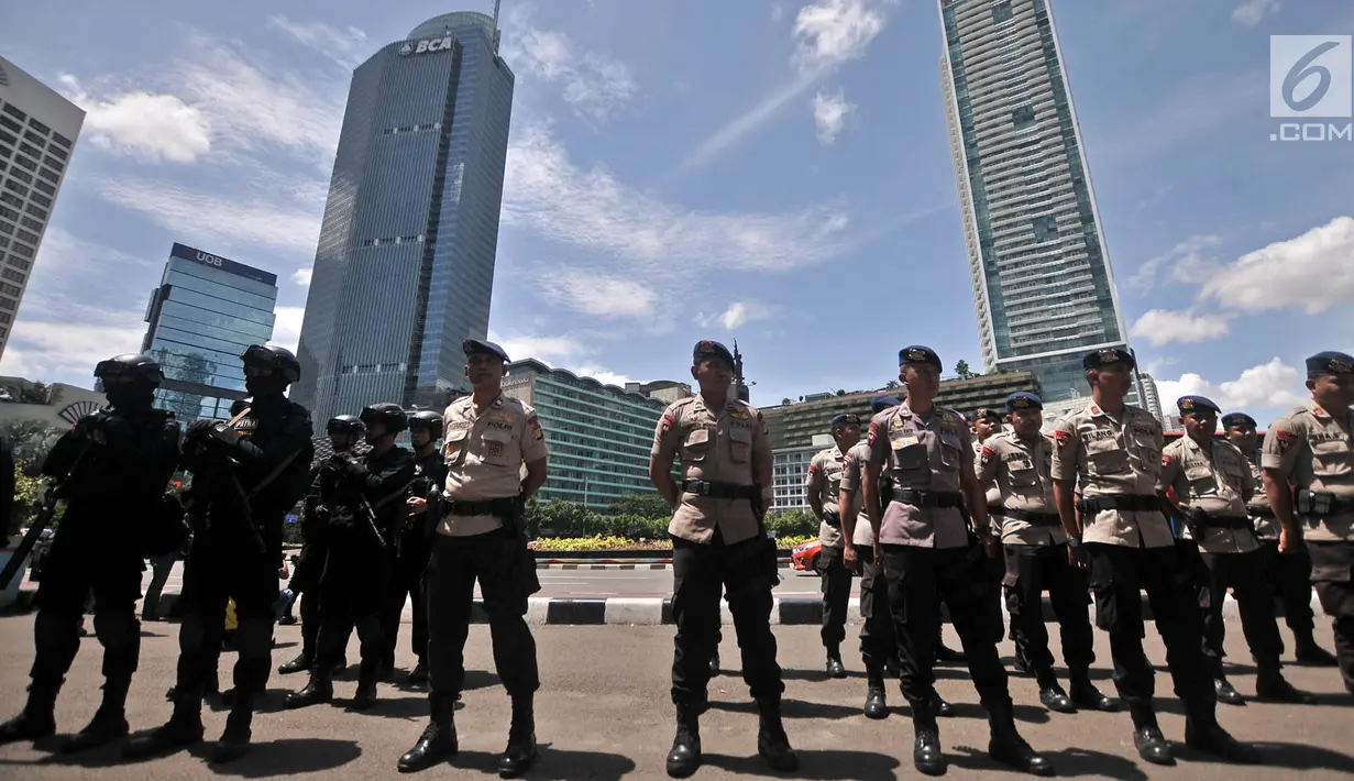 Pasukan Brimob dan Sabhara Polda Metro Jaya saat mengikuti apel Operasi Lilin Jaya di kawasan Bundaran HI, Jakarta, Minggu (30/12). Apel tersebut diikuti oleh satuan Brimob dan Sabhara Polda Metro Jaya. (Merdeka.com/Iqbal S. Nugroho)