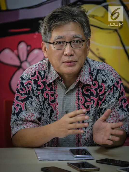 Aktivis HAM Andreas Harsono saat konferensi pers terkait ‘Menagih Janji Gubernur Mengambil Alih Pengelolaan Air Jakarta’ di Jakarta, Rabu (3/4). Dalam konferensinya, masyarakat sipil meminta KPK untuk mengawal pemutusan kontrak privatisasi air Jakarta. (Liputan6.com/Faizal Fanani)