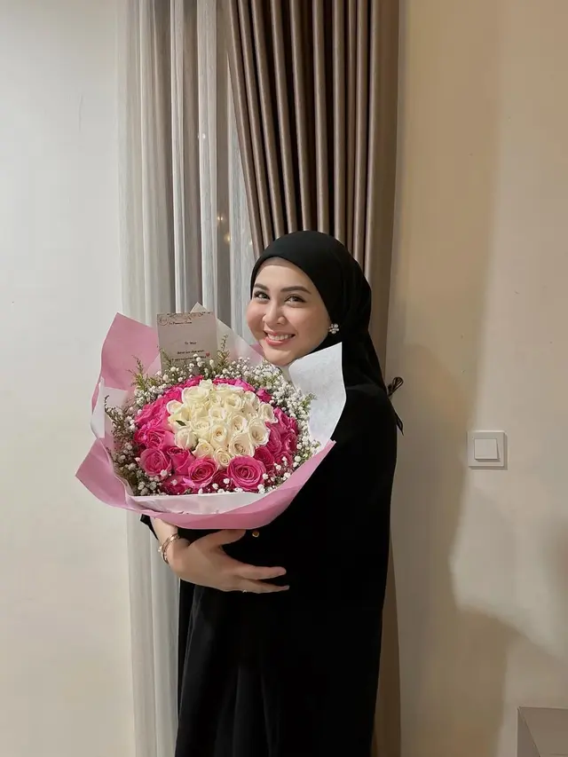 7 Model Gamis dan Setelan Hijab ala Kesha Ratuliu, Gaya Menawan untuk Ibu Muda
