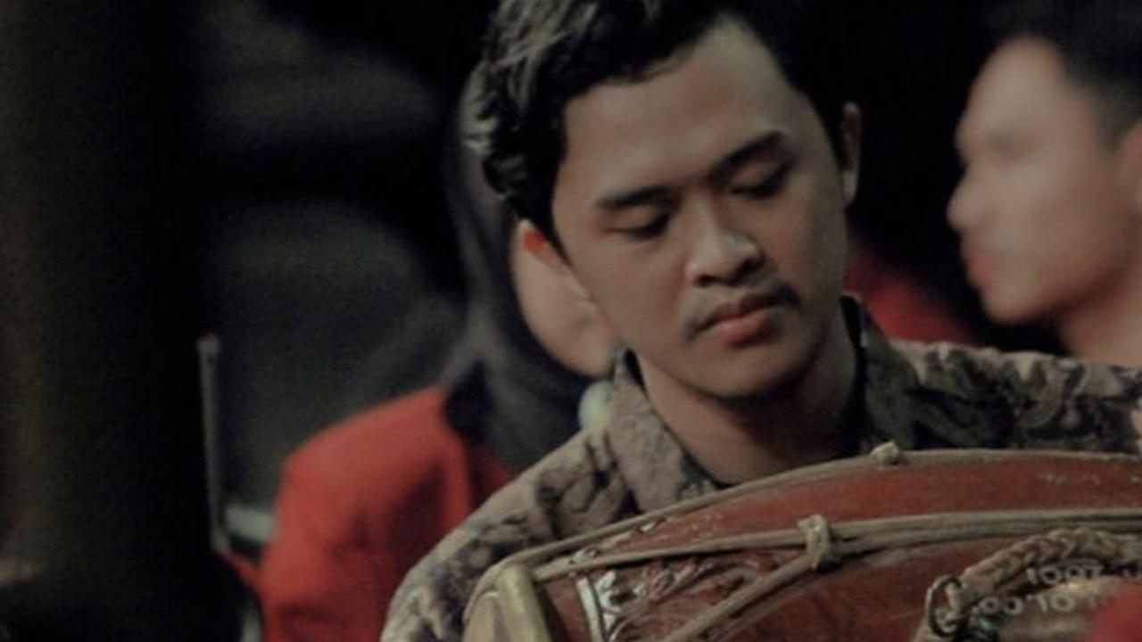 Di dunia kesenian khususnya Jawa Timur, sosok Bangkit sebenarnya tak asing. Seolah mewarisi darah seni ayahnya, ia juga dikenal sebagai pemain gamelan.